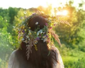 Solsticio de verano-Mujer celebrando Litha